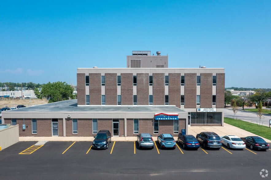 10465 Melody Dr, Northglenn, CO à louer - Photo du bâtiment - Image 2 de 4