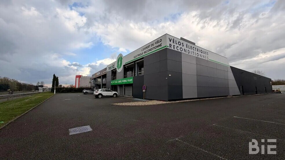 Retail in Bordeaux for lease - Building Photo - Image 2 of 12