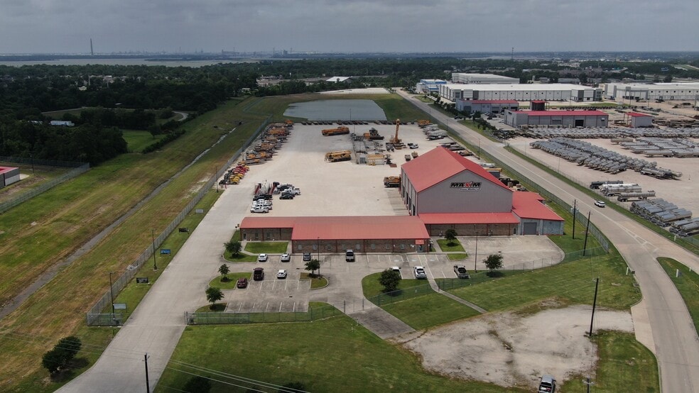 6327 Thompson Rd, Baytown, TX for lease - Building Photo - Image 2 of 22
