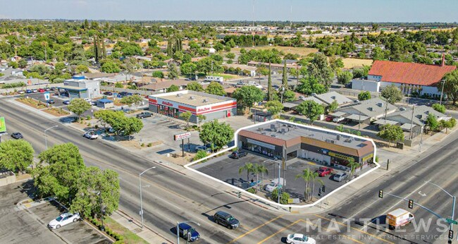 Plus de détails pour 2344 N Cedar Ave, Fresno, CA - Commerce de détail à vendre