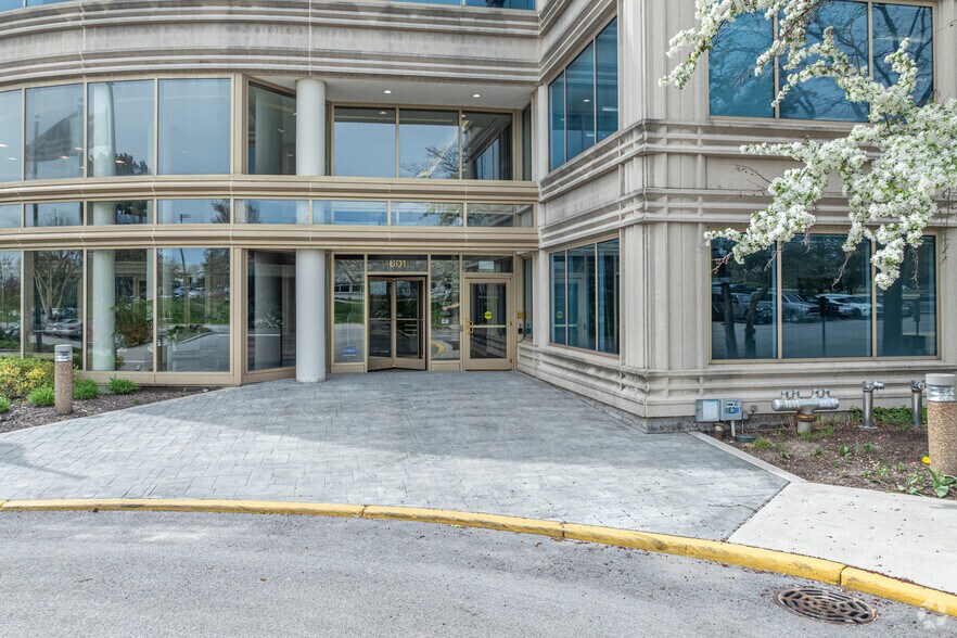 601 Oakmont Ln, Westmont, IL à vendre - Photo du bâtiment - Image 3 de 5