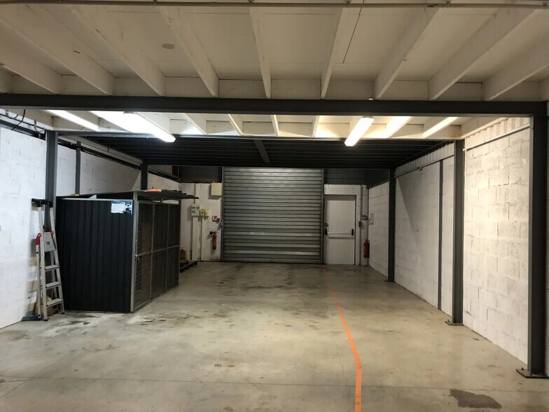 Flex in Saint-Jean-d'Illac for lease - Interior Photo - Image 2 of 8