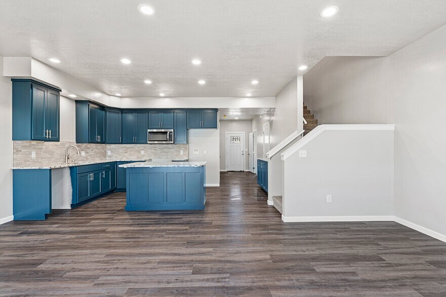 560 Park Springs Ave, Baker City, OR for sale - Interior Photo - Image 2 of 39