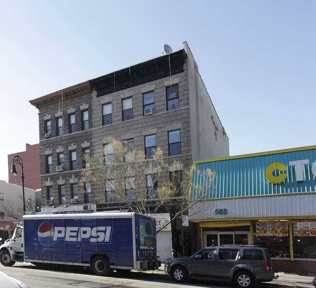 Plus de détails pour 951 Manhattan Ave, Brooklyn, NY - Commerce de détail à louer