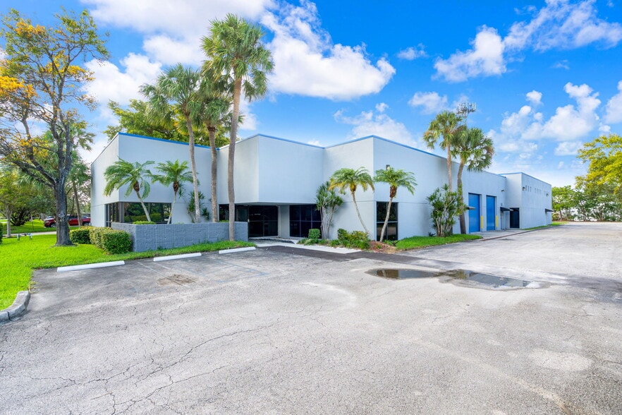 3541 NW 53rd St, Fort Lauderdale, FL for lease - Building Photo - Image 1 of 23