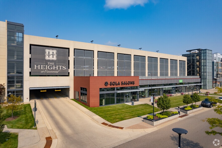 2405 Showtime Dr, Lansing, MI à louer - Photo du bâtiment - Image 2 de 5