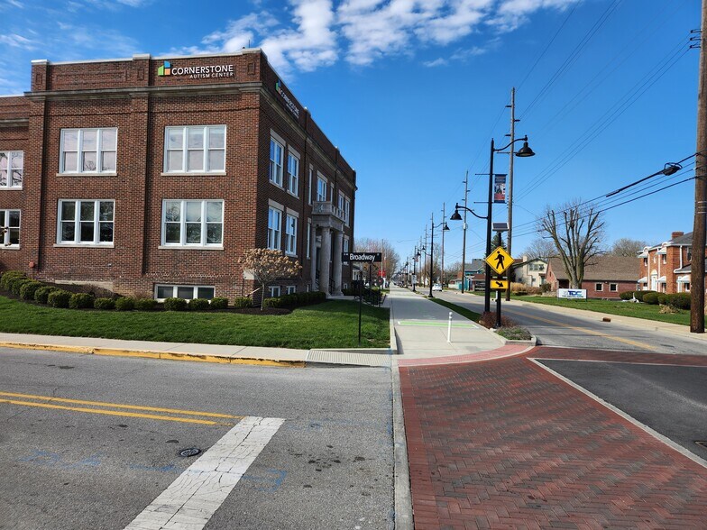2 N Madison Ave, Greenwood, IN à louer - Photo du bâtiment - Image 1 de 16