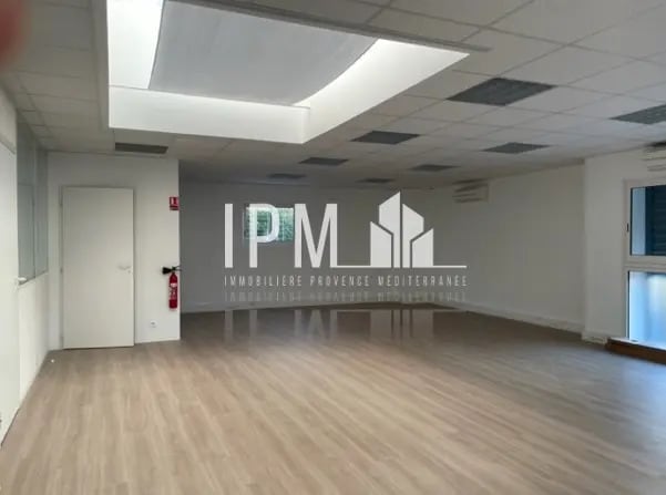 Office in Marseille for lease - Building Photo - Image 2 of 4