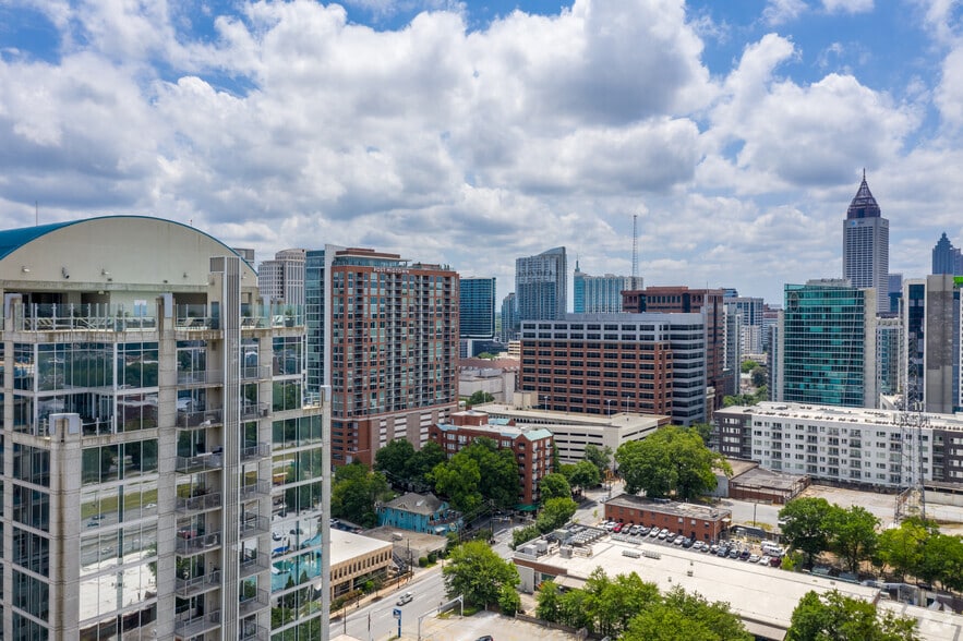 1080 W Peachtree St NW, Atlanta, GA à louer - Photo du bâtiment - Image 3 de 10