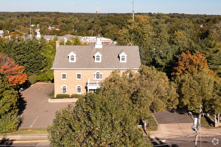 7 S Jersey Ave, East Setauket, NY à louer - Photo du bâtiment - Image 2 de 34