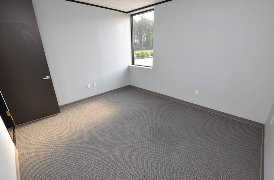 18801 Intercontinental Crossing Dr, Houston, TX for lease - Building Photo - Image 3 of 9