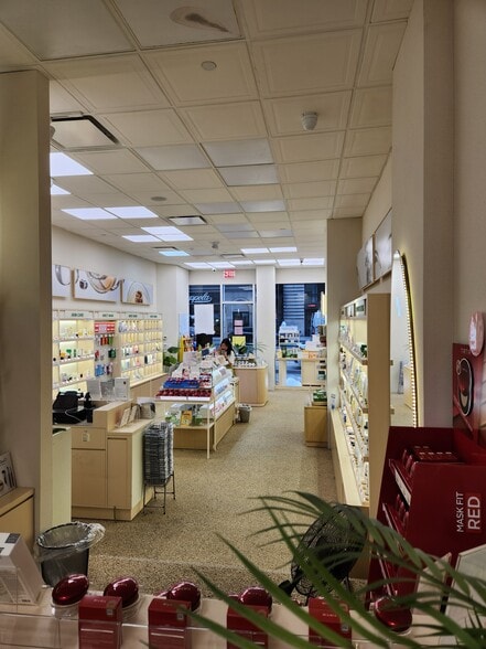 488 Seventh Ave, New York, NY for lease - Building Photo - Image 2 of 4