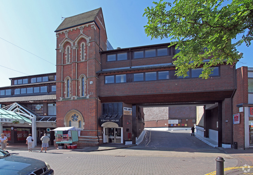 High St, Aylesbury à louer - Photo du bâtiment - Image 2 de 6