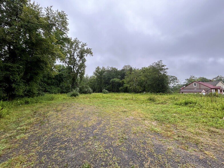 41 E Pembroke Rd, Danbury, CT à vendre - Photo du bâtiment - Image 1 de 2