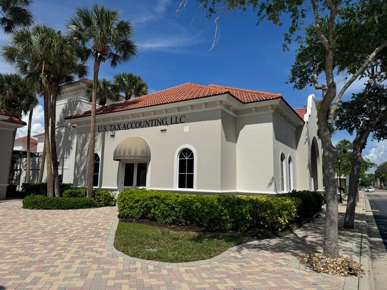 8985 Fontana Del Sol Way, Naples, FL à vendre - Photo du bâtiment - Image 2 de 2