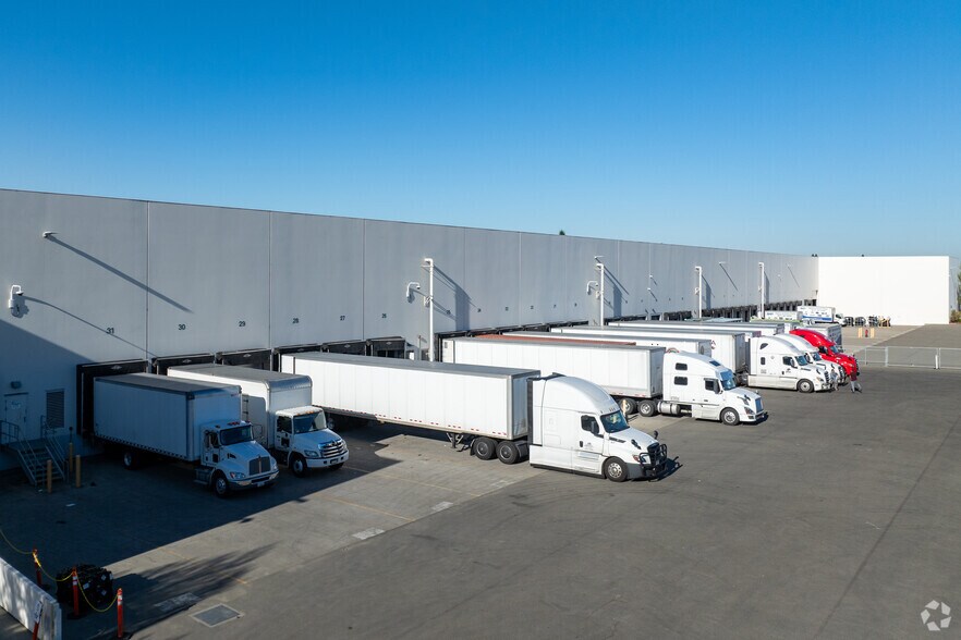 22290 Hathaway Ave, Hayward, CA à louer - Photo du bâtiment - Image 2 de 3