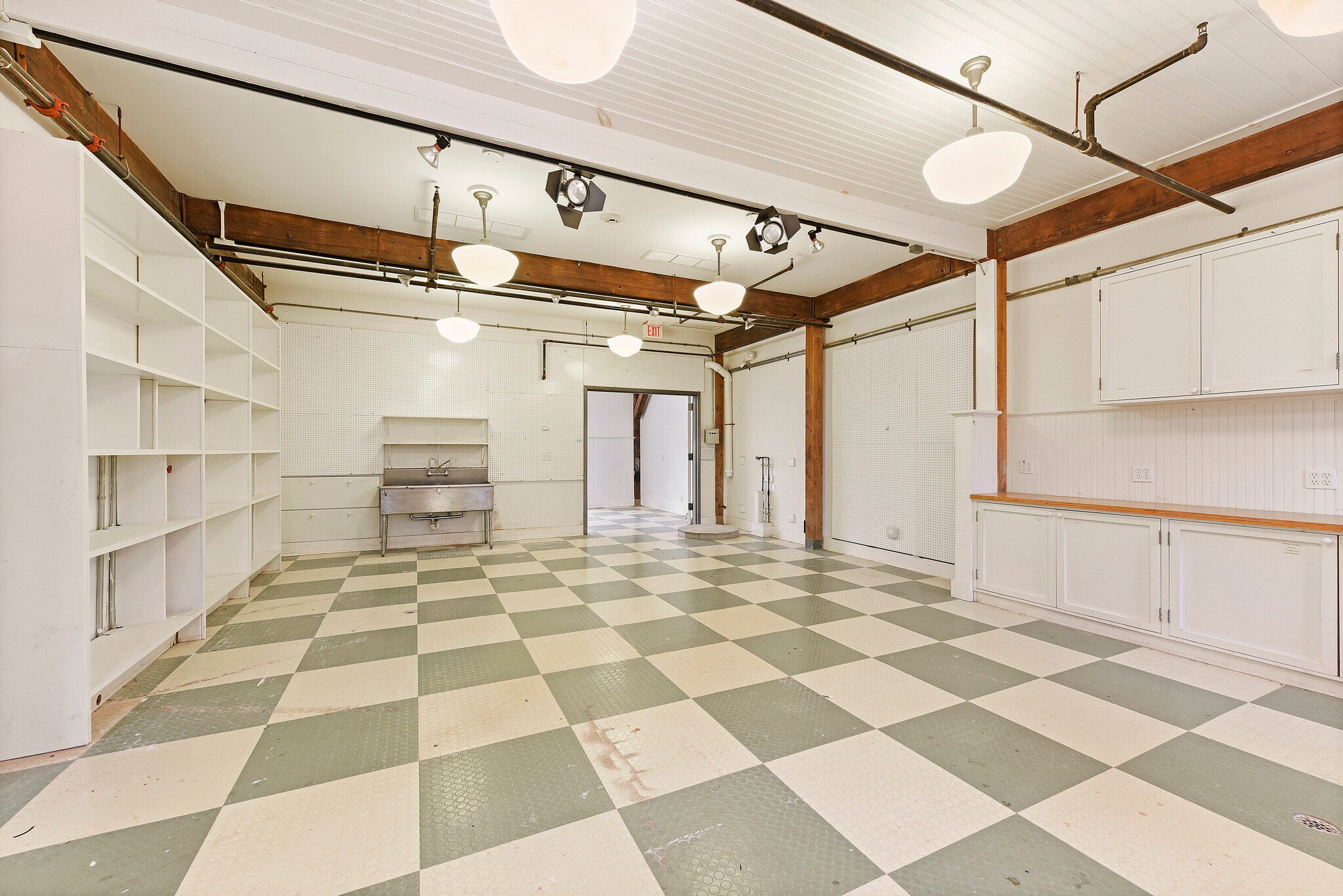 11 Indian Wells Hwy, Amagansett, NY for lease Interior Photo- Image 1 of 5