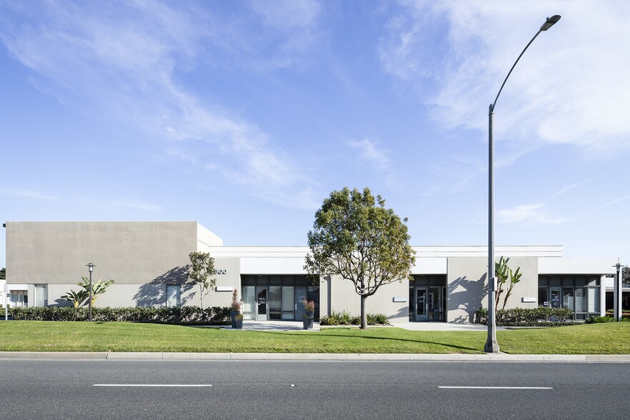 3900 Birch St, Newport Beach, CA à louer - Photo du bâtiment - Image 2 de 6