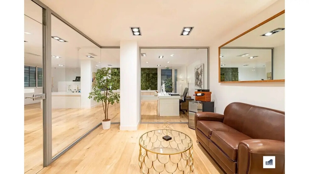 Rue Vallence Pere Ruby, Marseille for lease - Interior Photo - Image 3 of 5