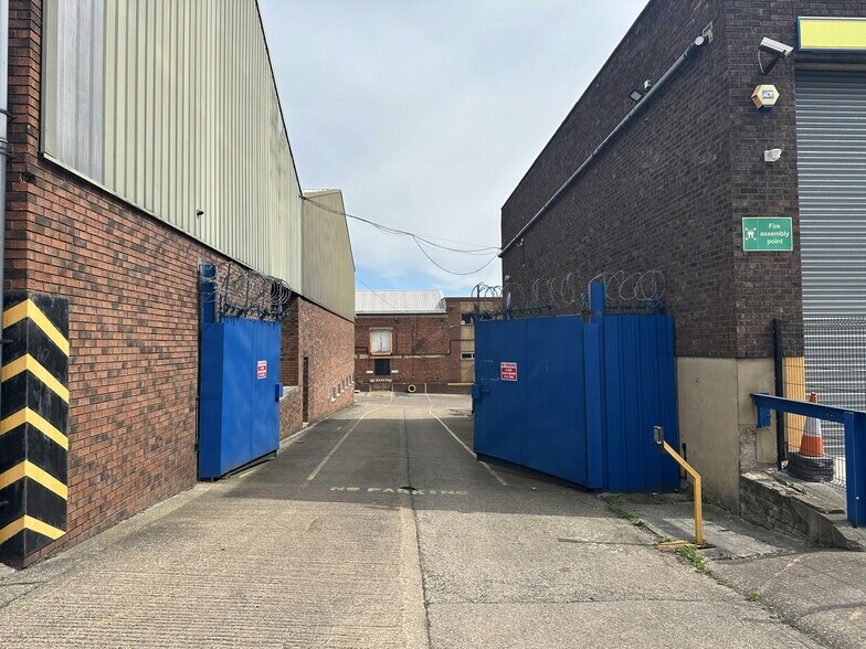 146-148 Garnet Rd, Leeds for lease - Building Photo - Image 2 of 9