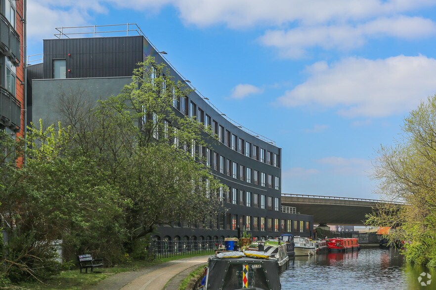 65 Alfred Rd, Londres à louer - Photo du bâtiment - Image 2 de 7