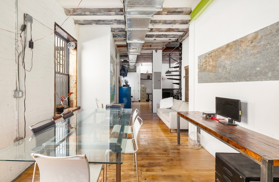 18 Herkimer Pl, Brooklyn, NY for lease - Interior Photo - Image 2 of 14