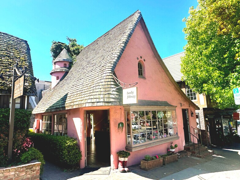 Ocean Ave, Carmel, CA à louer - Photo du bâtiment - Image 1 de 2