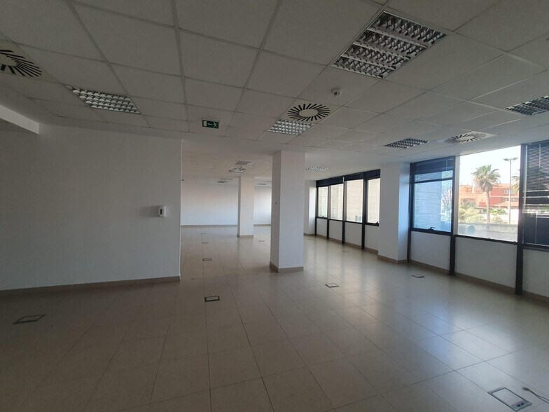 Bureau dans Tomares à louer - Photo du bâtiment - Image 2 de 15