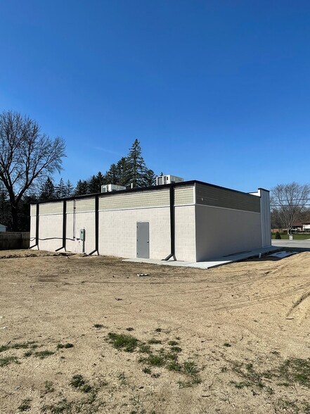 8960 Sashabaw Rd, Clarkston, MI à louer - Photo du bâtiment - Image 2 de 4