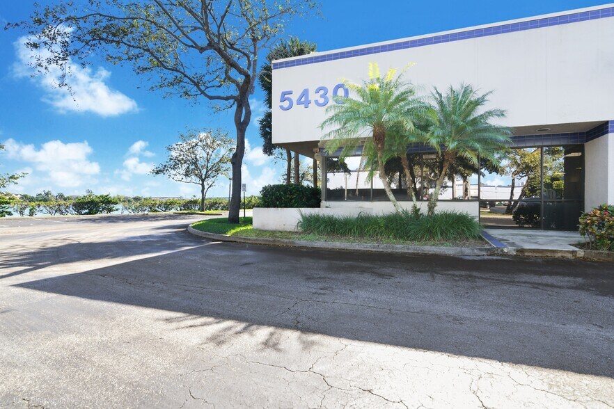 5410-5430 NW 33rd Ave, Fort Lauderdale, FL à louer - Photo du bâtiment - Image 2 de 5