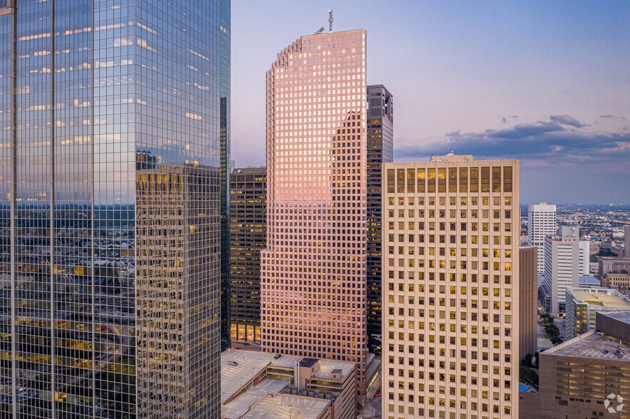 1100 Louisiana St, Houston, TX à louer - Photo du bâtiment - Image 2 de 21