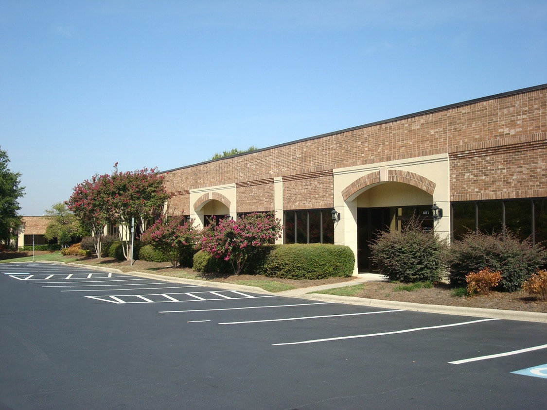 2331 Crownpoint Executive Dr, Charlotte, NC for lease Primary Photo- Image 1 of 9