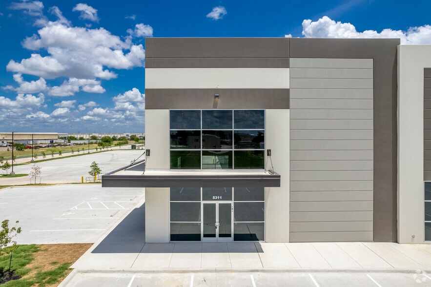 5311 Dietrich Rd, San Antonio, TX à louer - Photo du bâtiment - Image 3 de 8