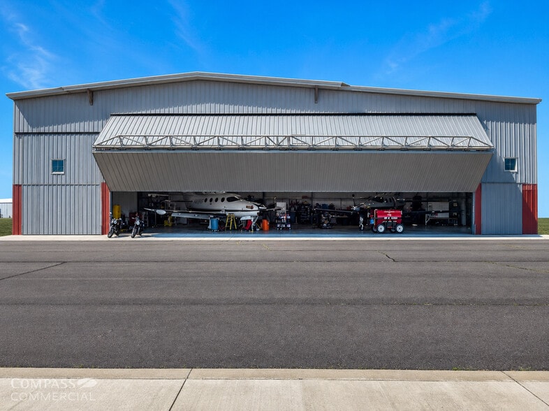 63205 Gibson Air Rd, Bend, OR for sale - Building Photo - Image 1 of 3