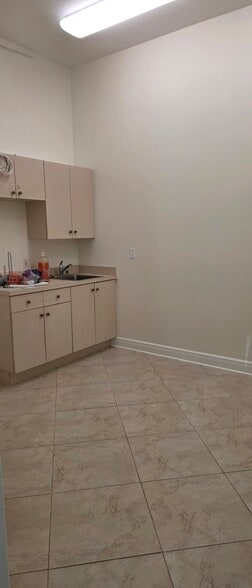 8890 Terrene Ct, Bonita Springs, FL for lease - Interior Photo - Image 3 of 6