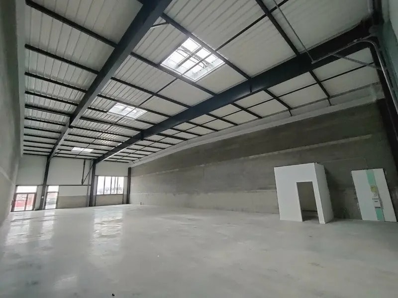 Flex in Vaulx-Milieu for lease Interior Photo- Image 1 of 10