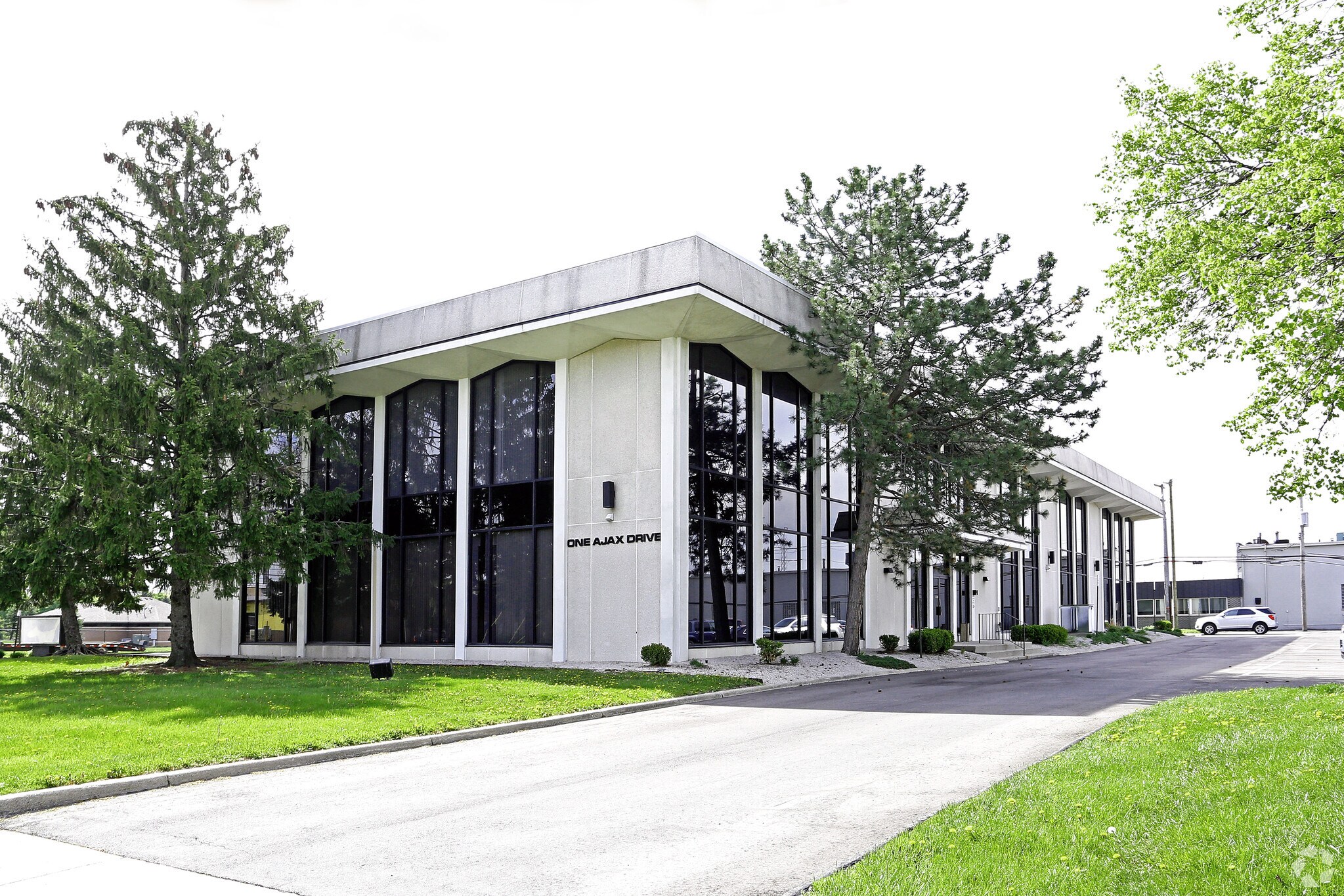 1 Ajax Dr, Madison Heights, MI à louer Photo principale- Image 1 de 4