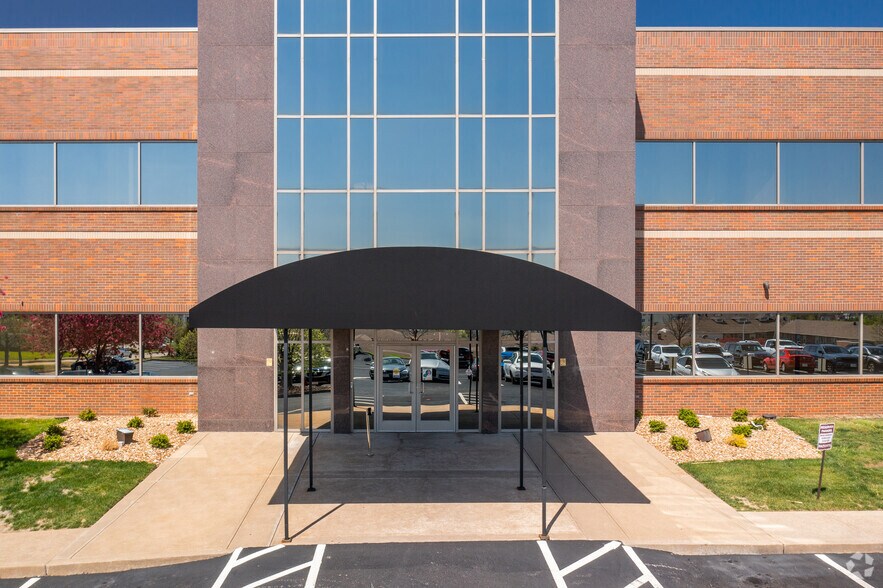 5401 Veterans Memorial Pky, Saint Peters, MO à louer - Photo du bâtiment - Image 3 de 8