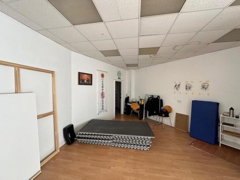 1-40 Village Sq, Brighton à louer - Photo du bâtiment - Image 3 de 9