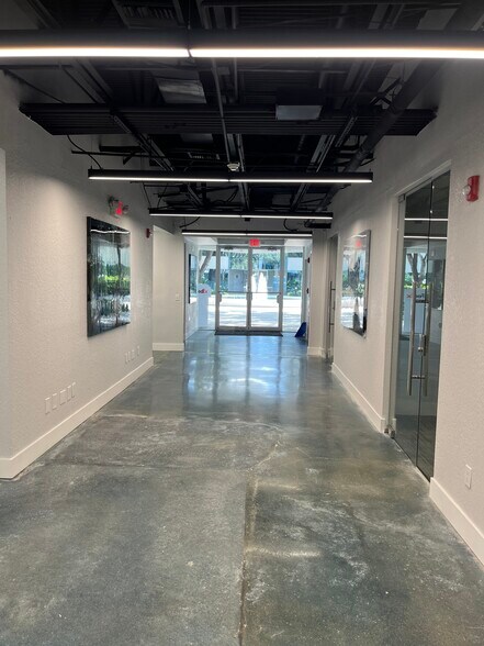 7800 Peters Rd, Plantation, FL à louer - Photo du bâtiment - Image 3 de 8