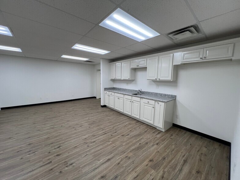 8635 W 21st St, Sand Springs, OK à louer - Photo du bâtiment - Image 3 de 7