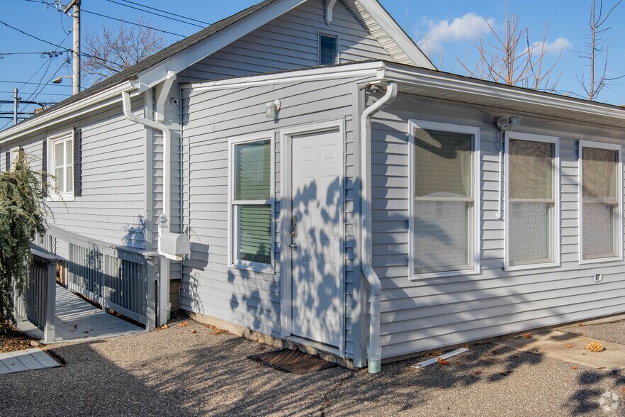 141 Waverly Ave, Patchogue, NY à vendre - Photo du bâtiment - Image 3 de 20