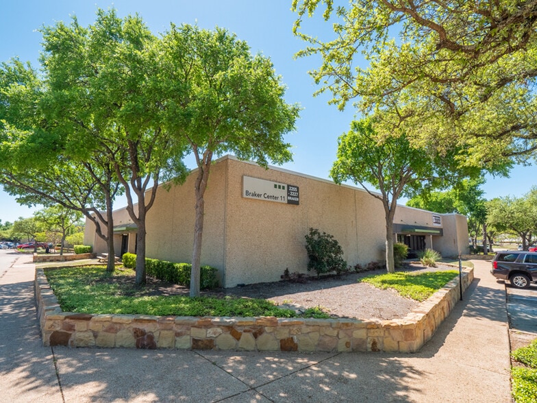 11100 Metric Blvd, Austin, TX for lease - Building Photo - Image 2 of 27