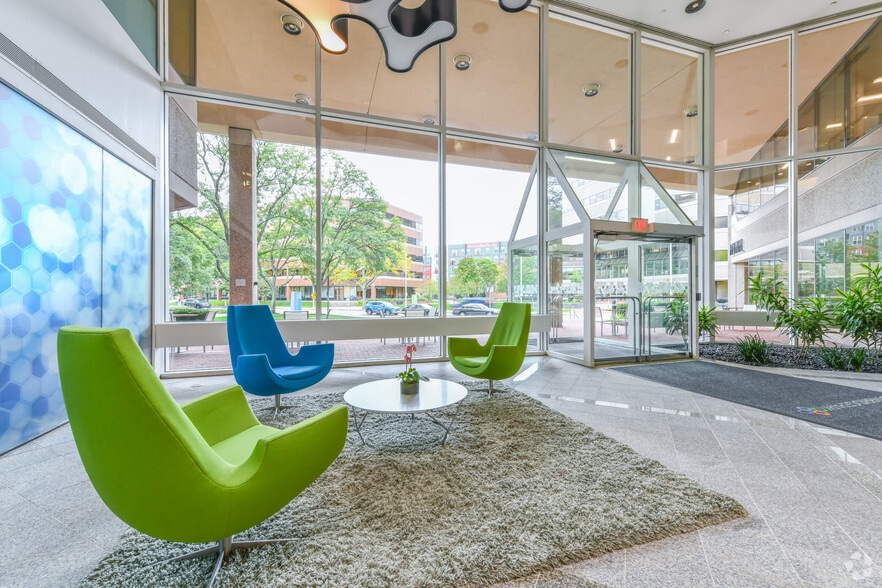 125 Cambridgepark Dr, Cambridge, MA for lease - Lobby - Image 1 of 3
