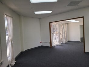 10605 Chandler Blvd, North Hollywood, CA for lease Interior Photo- Image 2 of 10
