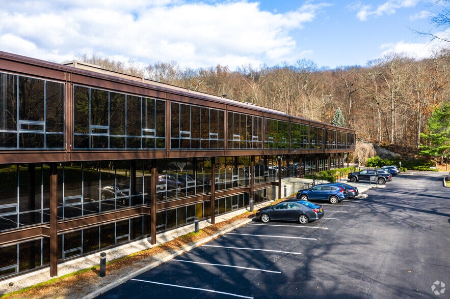 585 Pleasantville Rd, Briarcliff Manor, NY for lease - Building Photo - Image 2 of 5