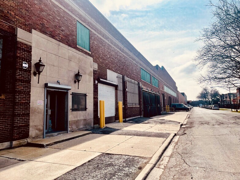 3033 N Knox Ave, Chicago, IL à louer - Photo du bâtiment - Image 2 de 14