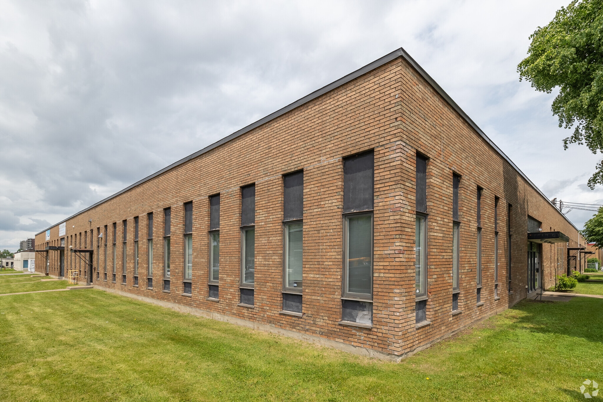 649-655 Rue Hodge, Saint-Laurent, QC for lease Primary Photo- Image 1 of 4