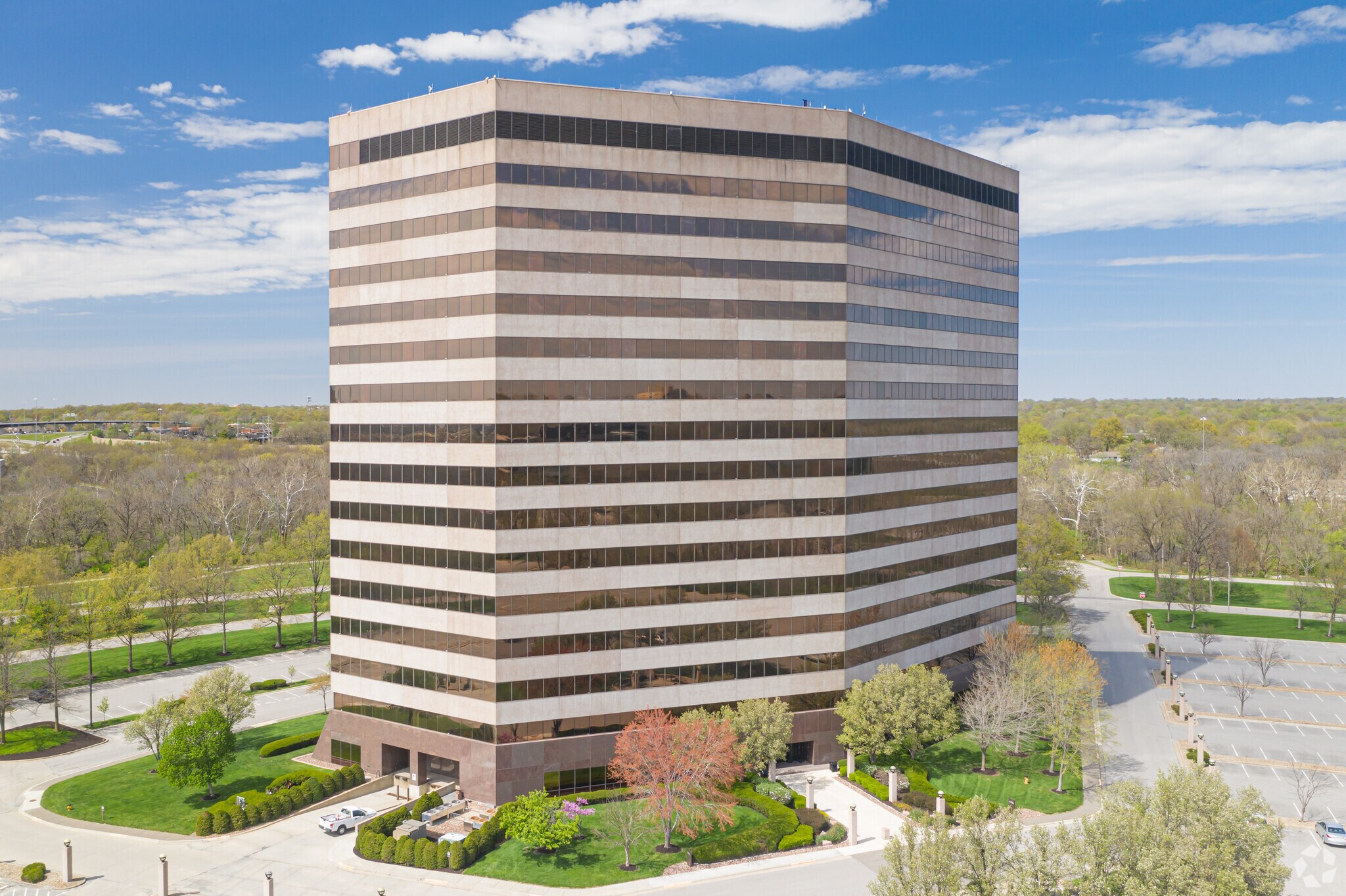 9401 Indian Creek Pky, Overland Park, KS à louer Photo du bâtiment- Image 1 de 12