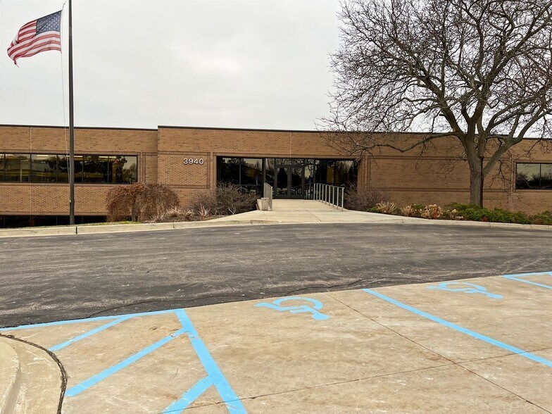 3940 Peninsular Dr SE, Grand Rapids, MI à louer - Photo du bâtiment - Image 2 de 13